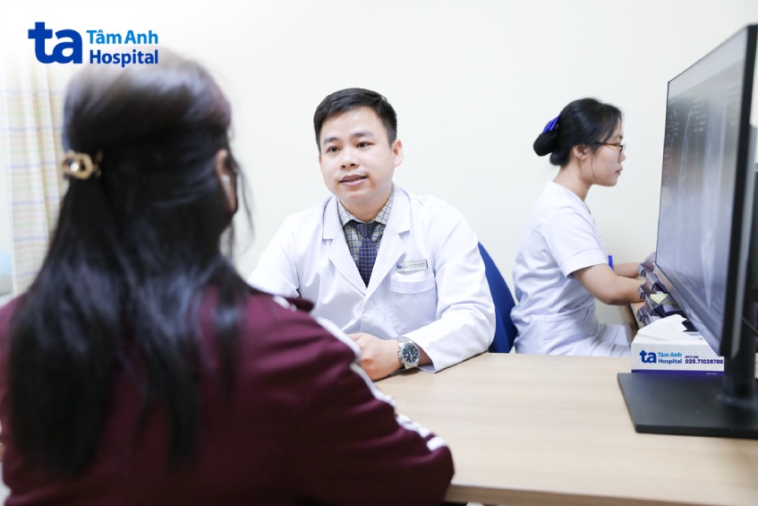 người bệnh được bác sĩ thăm khám