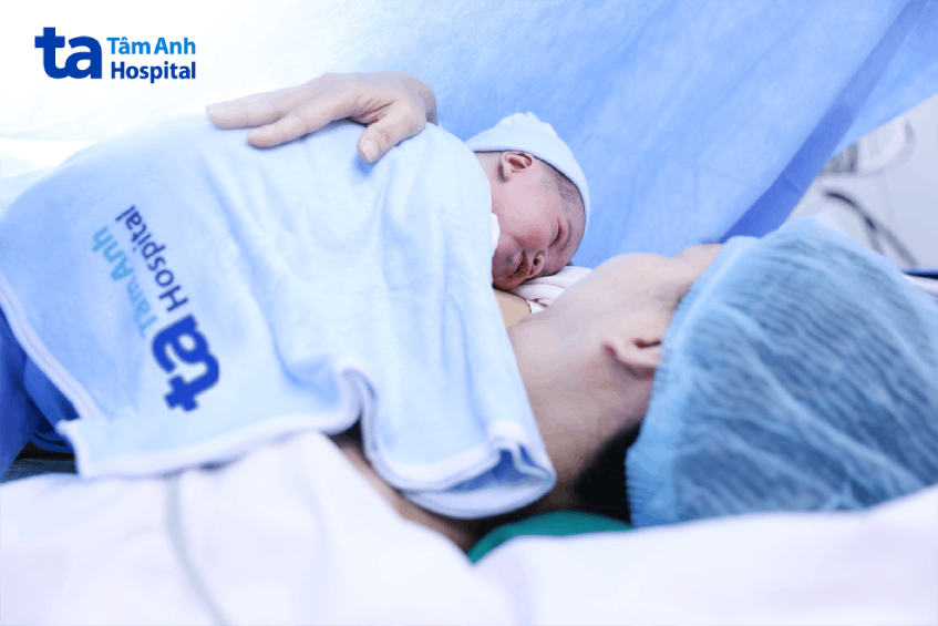 Chị Minh hạnh phúc đón con trai chào đời trước tết Bính Ngọ. Ảnh: Bệnh viện Đa khoa Tâm Anh