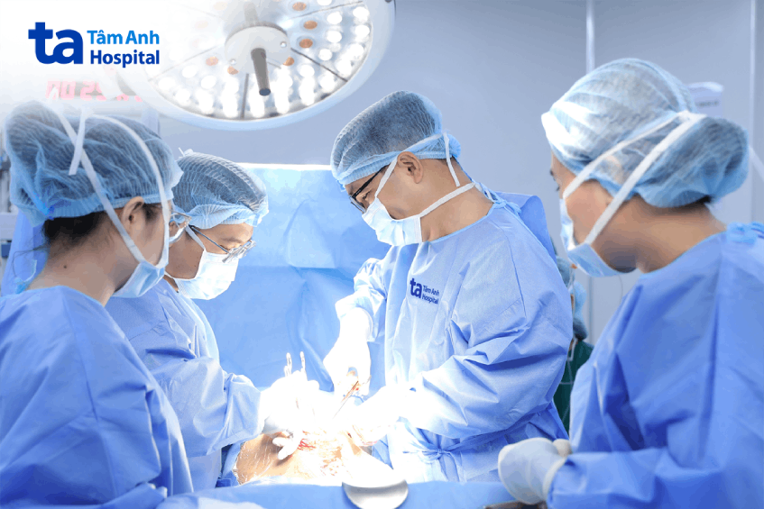 Bác sĩ Hùng (thứ 2 từ phải qua) mổ lấy thai cho chị Minh. Ảnh: Trung Vũ.