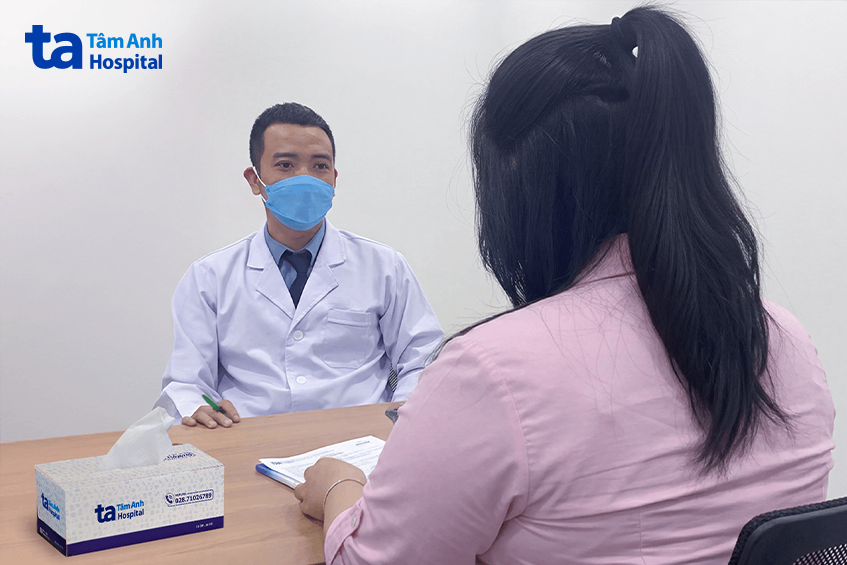 TS.BS Trần Hữu Thanh Tùng tư vấn liệu trình giảm cân cho chị Hoàn. Ảnh: Bệnh viện Đa khoa Tâm Anh