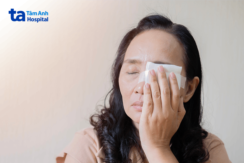 Xuất hiện các vết rách hoặc trầy xước trên bề mặt giác mạc