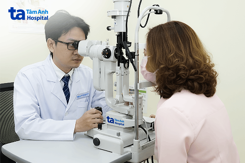 Bác sĩ Huy quan sát cấu trúc bên trong mắt của chị Vân bằng đèn khe sinh hiển vi (Nhật Bản). Ảnh: Bệnh viện Đa khoa Tâm Anh