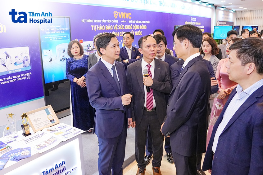 ông nguyễn duy ngọc tham quan gian hàng