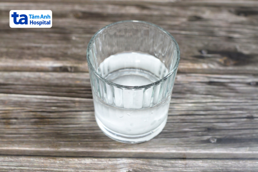 Ly nước oresol pha đúng cách giúp bù nước và điện giải khi bị tiêu chảy nhẹ