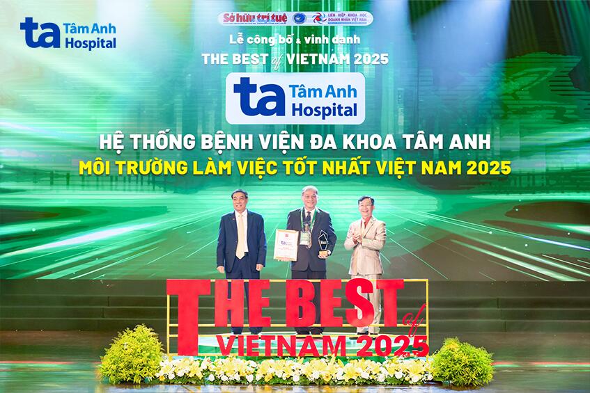 PGS.TS.BS Phạm Hùng Cường, Phó Giám đốc Chuyên môn, Bệnh viện Đa khoa Tâm Anh TP.HCM nhận chứng nhận The Best of Vietnam 2025