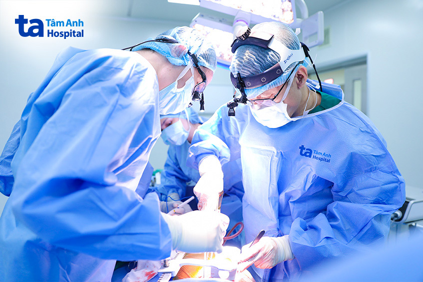 Phó giáo sư Vĩnh (bên phải) phẫu thuật cho anh Tuân