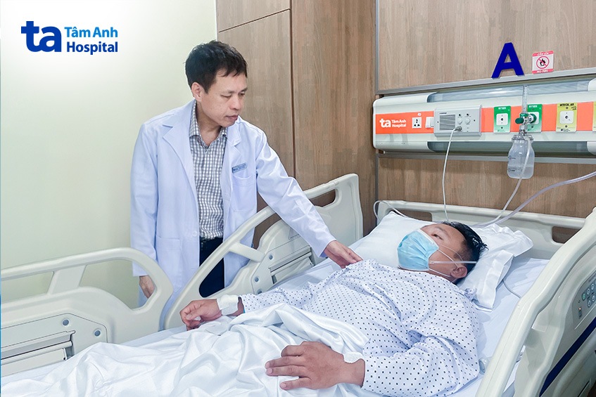 Phó giáo sư Vĩnh thăm khám cho anh Minh sau ca mổ