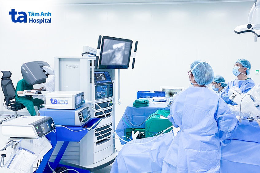 Phó giáo sư Vĩnh (ngoài cùng bên trái) điều khiển robot Da Vinci Xi phẫu thuật cắt u phổi cho bà Vân