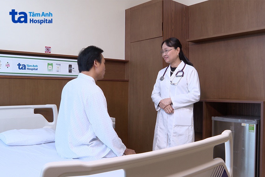 PGS Yến thăm khám và tư vấn cho người bệnh