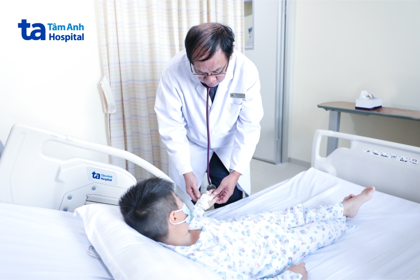 phó giáo sư trụ kiểm tra sức khỏe cho bé khánh trước khi xuất viện