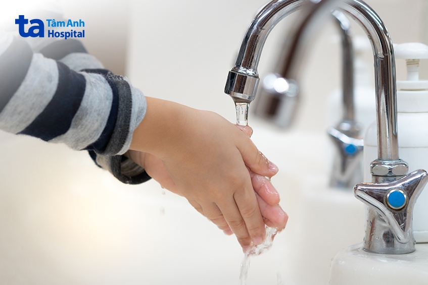 Rửa tay thường xuyên bằng xà phòng giúp ngăn ngừa lây nhiễm virus và vi khuẩn