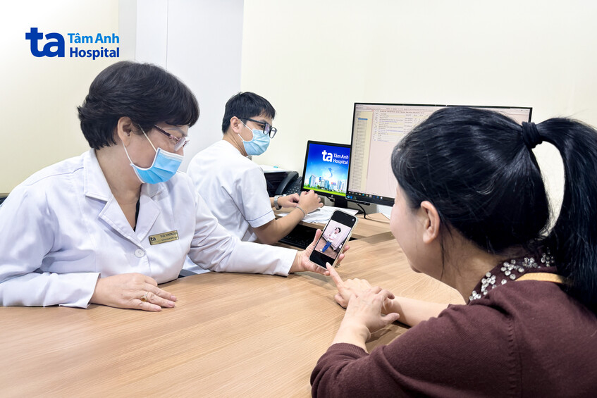 tái khám và khoe hình con gái với bác sĩ