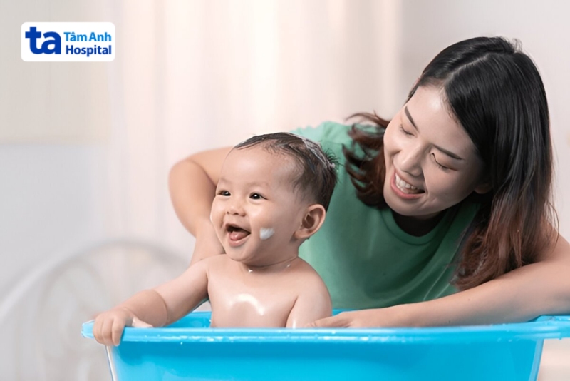 tắm vệ sinh cho trẻ