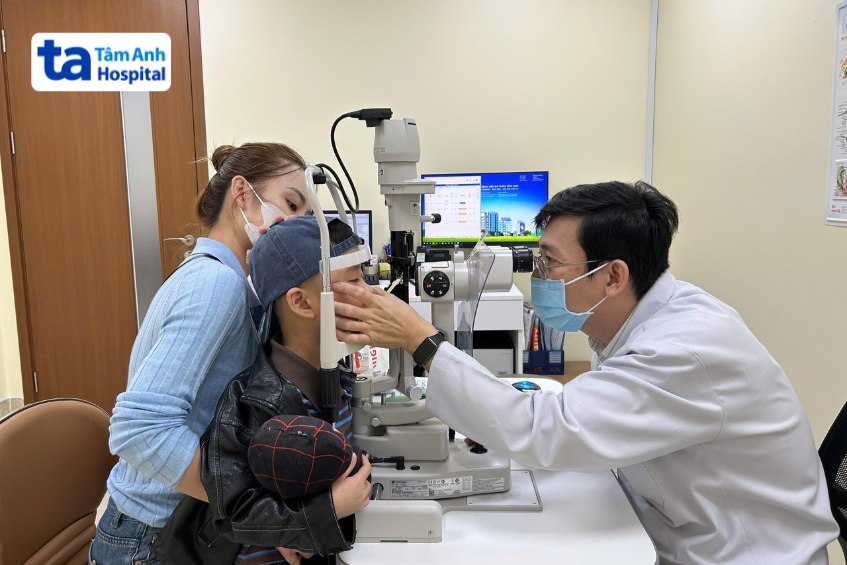 ThS.BS Phạm Huy Vũ Tùng đang kiểm tra tình trạng mắt cho trẻ 