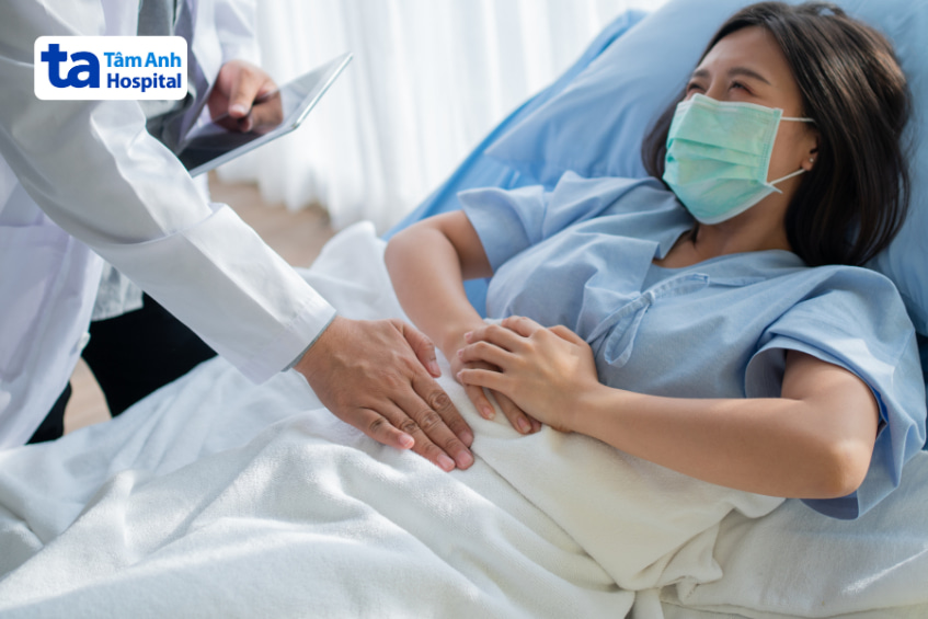 Bác sĩ thăm khám bệnh nhân tiêu chảy đang nằm viện, tư vấn khi nào cần truyền nước do mất nước nặng