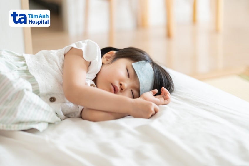 Vì sao trẻ đi tiêm phòng về bị tiêu chảy? Dấu hiệu và cách chăm sóc 23 trẻ bị sốt li bì