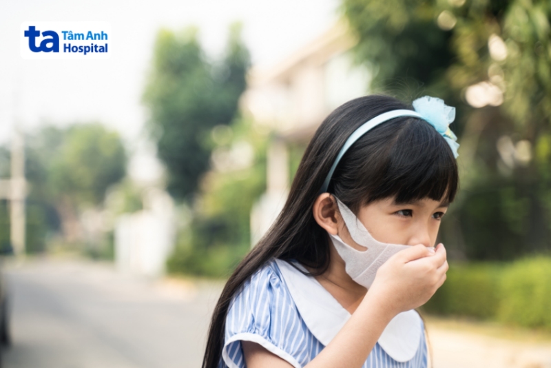 trẻ đang có dấu hiệu viêm tiểu phế quản