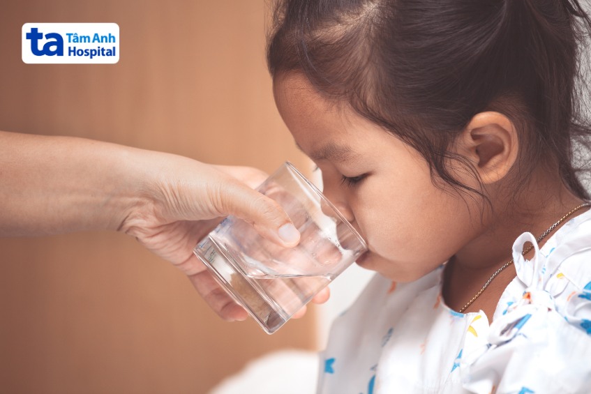 Vì sao trẻ đi tiêm phòng về bị tiêu chảy? Dấu hiệu và cách chăm sóc 25 trẻ đang được cho uống đủ nước