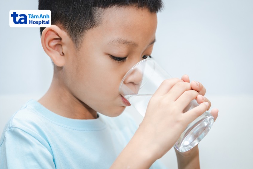 Nguyên nhân bé uống thuốc ho bị tiêu chảy là gì? 25 trẻ đang uống nước