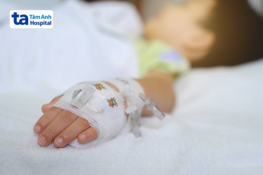 trẻ nhập viện