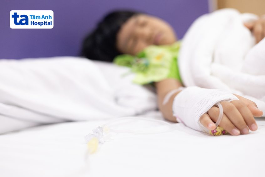 Trẻ Nhỏ Đang Truyền Dịch