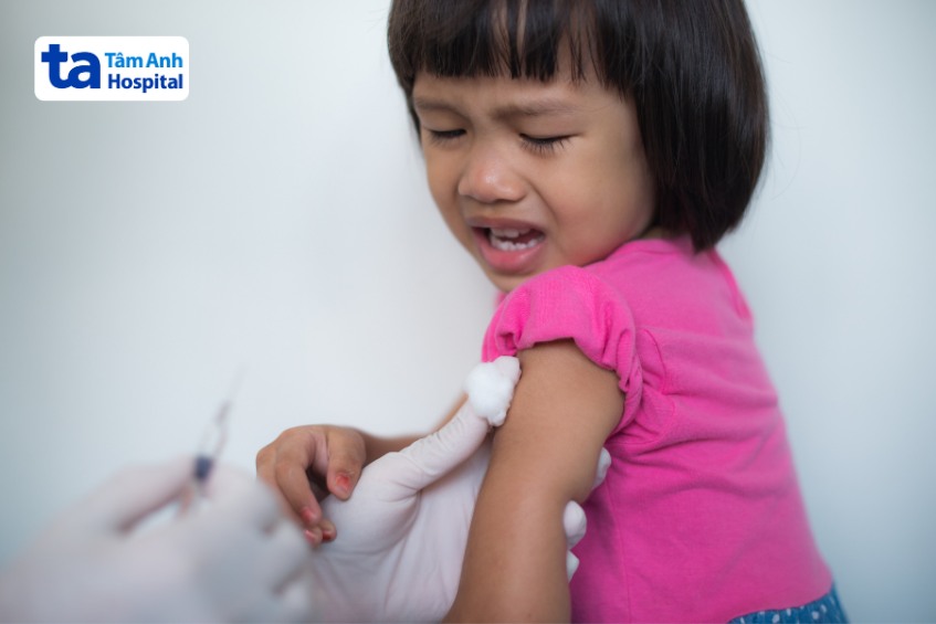 Vì sao trẻ đi tiêm phòng về bị tiêu chảy? Dấu hiệu và cách chăm sóc 22 trẻ sợ hãi khi thấy mũi tiêm