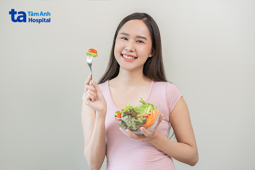 Phụ nữ ăn salad sau khi trồng răng implant, hàm răng khỏe mạnh giúp ăn nhai tự nhiên