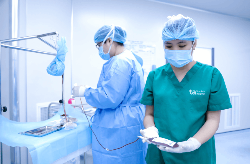 Ê kíp Ngân hàng Mô, Bệnh viện Đa khoa Tâm Anh TP HCM thu thập máu và mô cuống rốn cho con trai chị Phụng. Ảnh: Trung Vũ