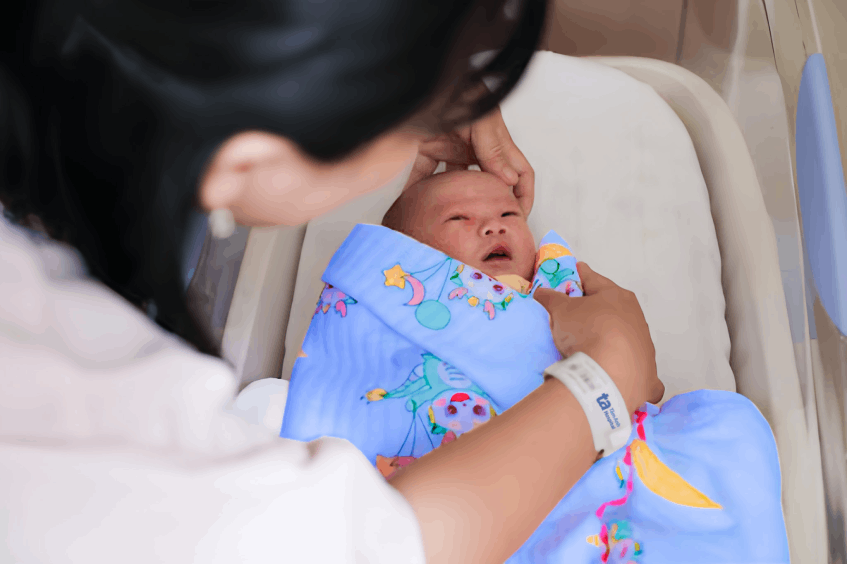 Chị Phụng hạnh phúc đón con đầu lòng ở tuổi 43, sau 5 năm hiếm muộn. Ảnh: Trung Vũ