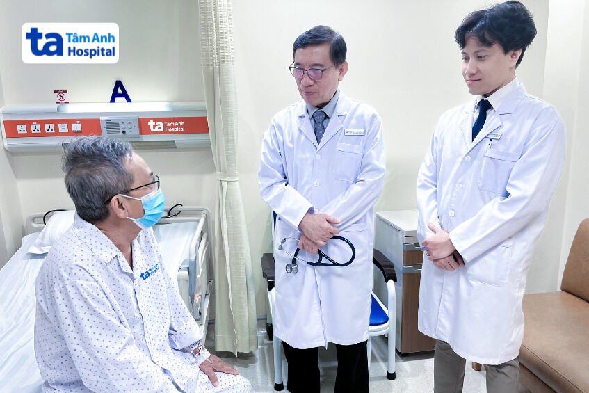 TTND.GS.TS.BS Võ Thành Nhân (giữa) hỏi thăm sức khỏe bệnh nhân sau phẫu thuật