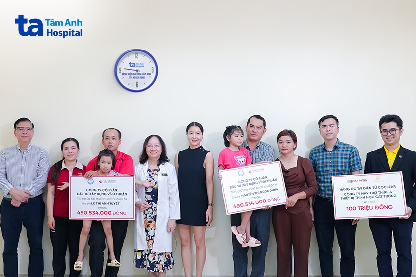 2 bé được tài trợ cấy ốc tai