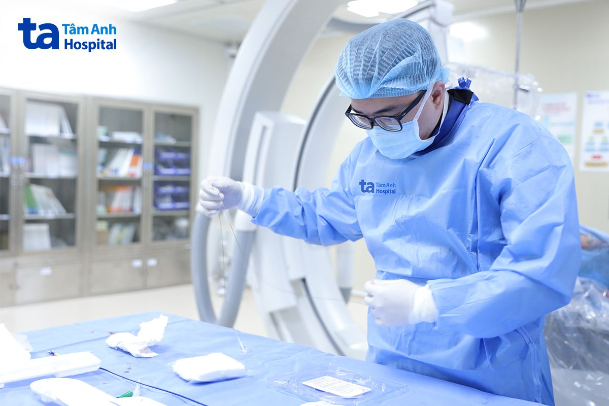 Bác sĩ chuẩn bị dụng cụ trước khi thực hiện thủ thuật cho người bệnh