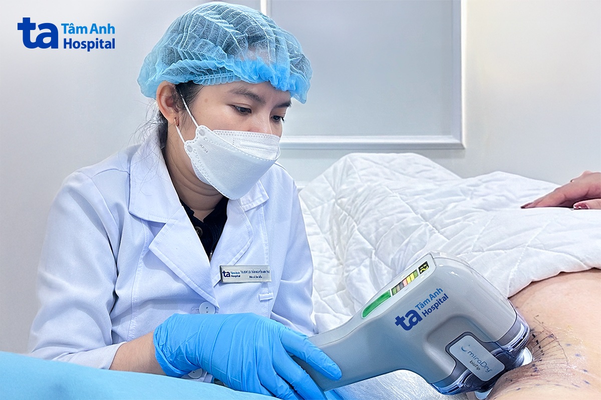 bác sĩ đang điều trị bệnh cho khách hàng