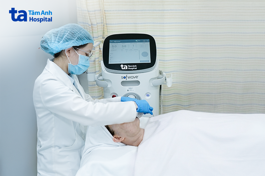 bác sĩ đang điều trị cho khách hàng