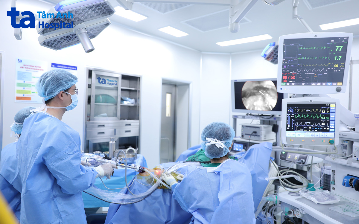 bác sĩ đang phẫu thuật ung thư tuyến giáp