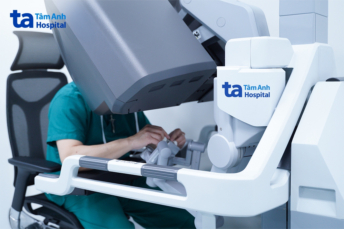 bác sĩ điều khiển máy davinci xi