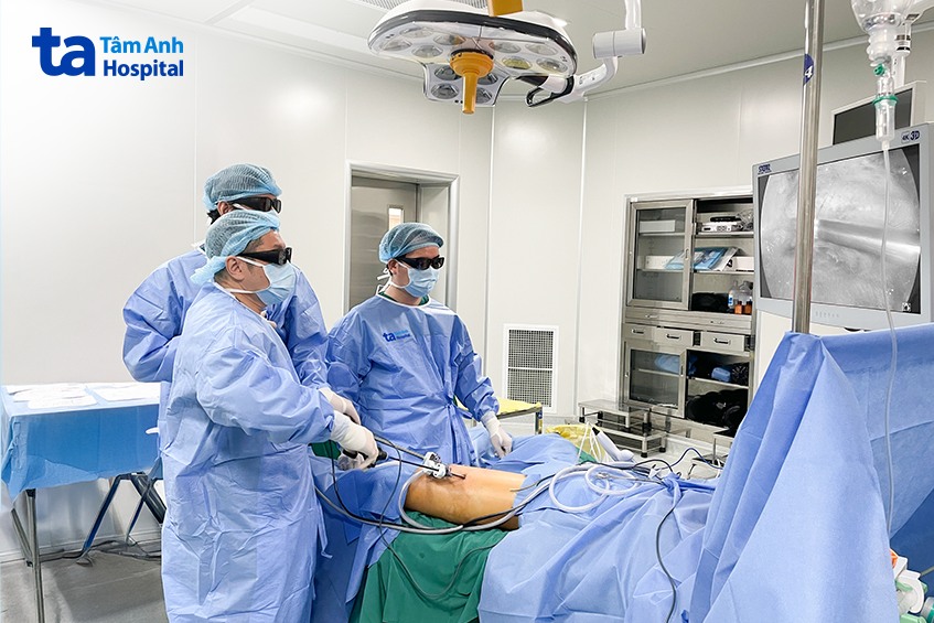 bác sĩ điều trị cho nam bệnh nhân