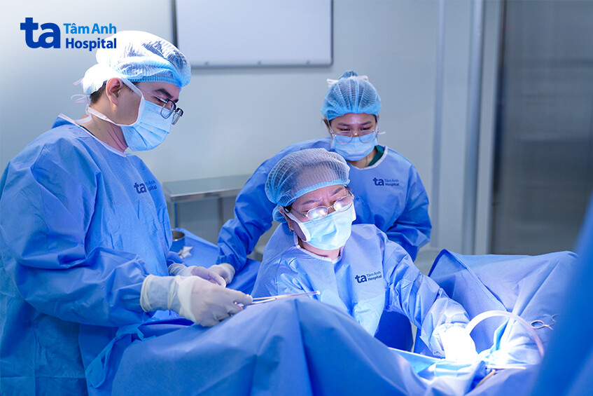 bác sĩ điều trị cho người bệnh