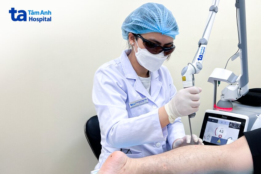 bác sĩ điều trị cho người bệnh