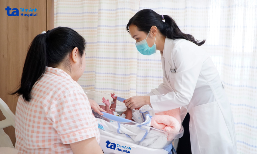 bác sĩ giang kiểm tra sức khỏe của bé trước khi xuất viện