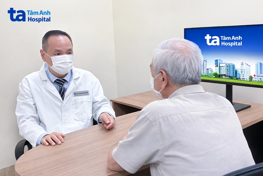 bác sĩ giang tư vấn cho người bệnh ở thời điểm tái khám