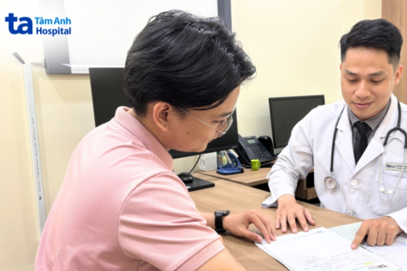 bác sĩ hoàng anh đang tư vấn bệnh nhân