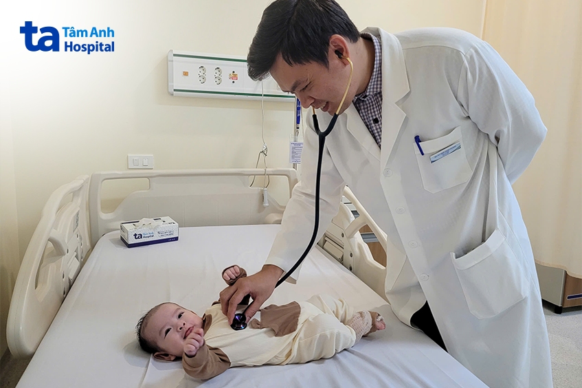 bác sĩ hoàng thăm khám cho bé khôi