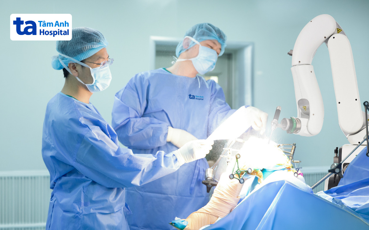 bác sĩ học thay khớp gối cho bà ngọt