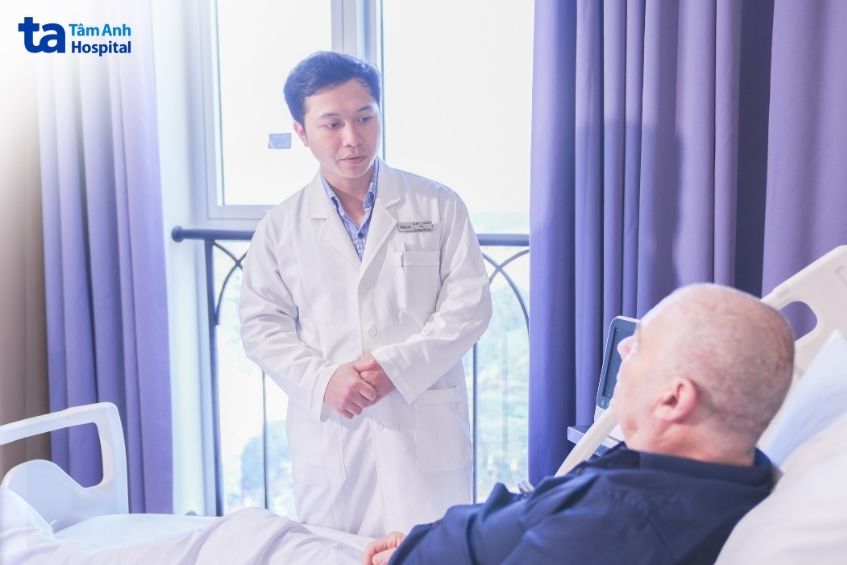 bác sĩ hỏi thăm bệnh nhân