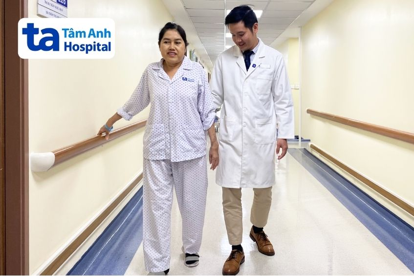 bác sĩ hướng dẫn bệnh nhân đi lại