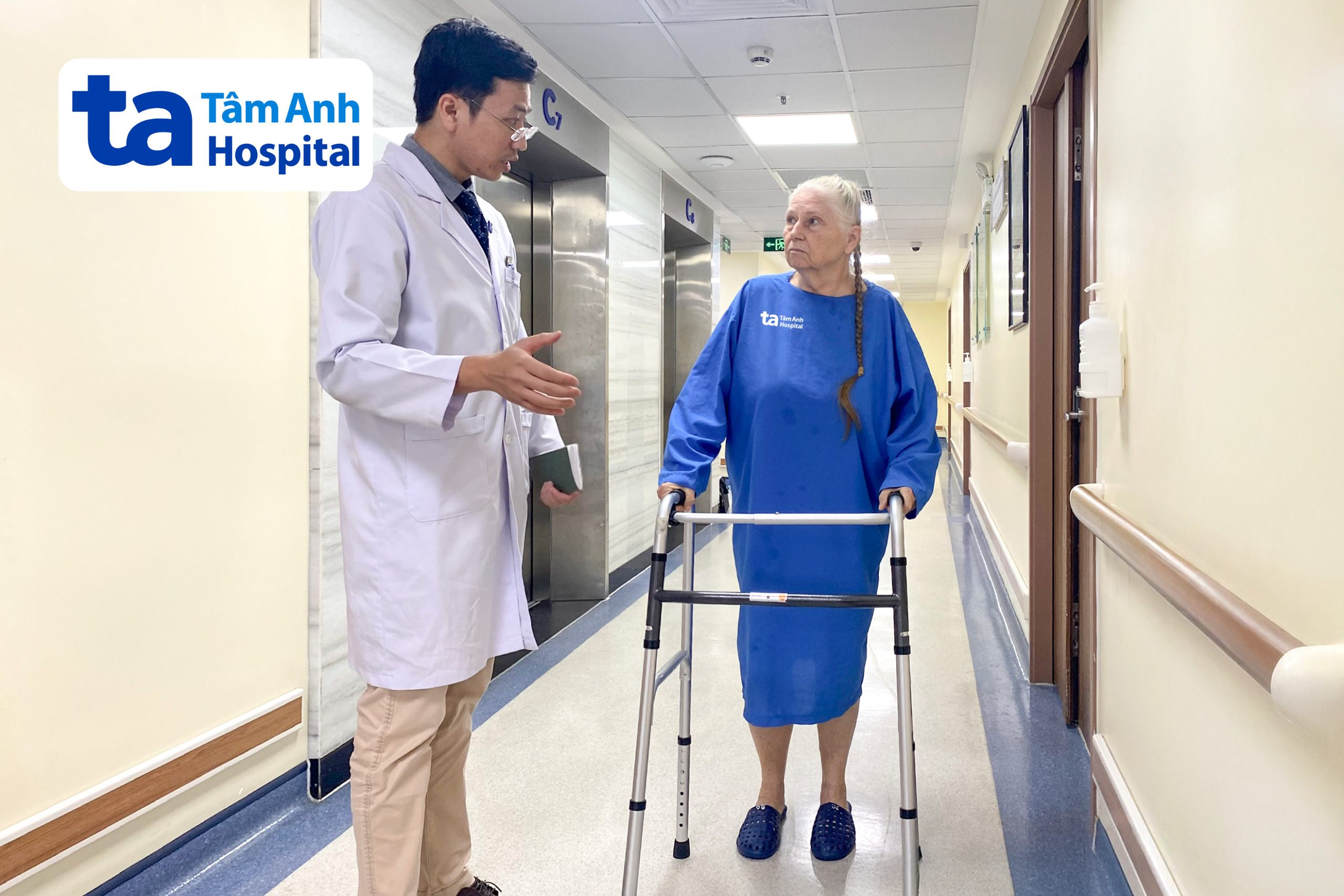 bác sĩ hướng dẫn người bệnh tập đi