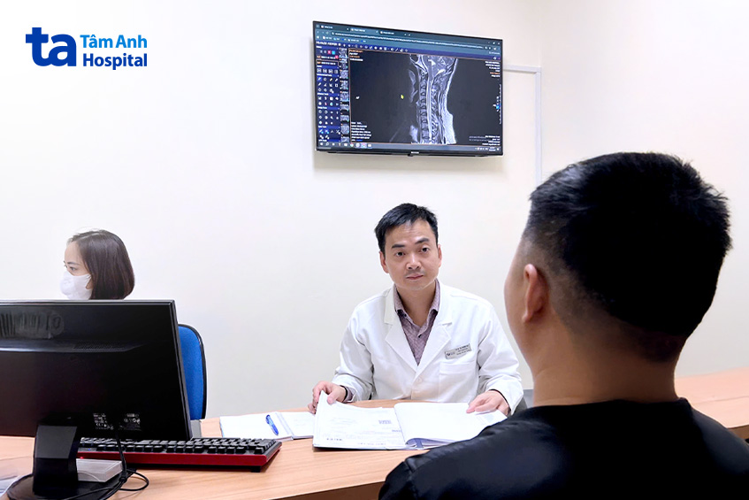 bác sĩ khám bệnh cho bệnh nhân