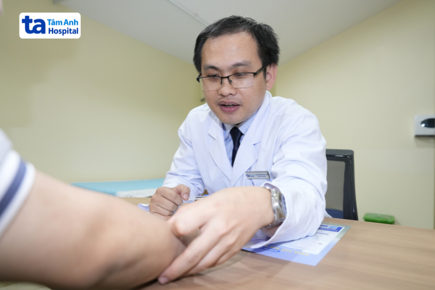 bác sĩ khám, đánh giá và hỏi tiền sử trước test áp bì
