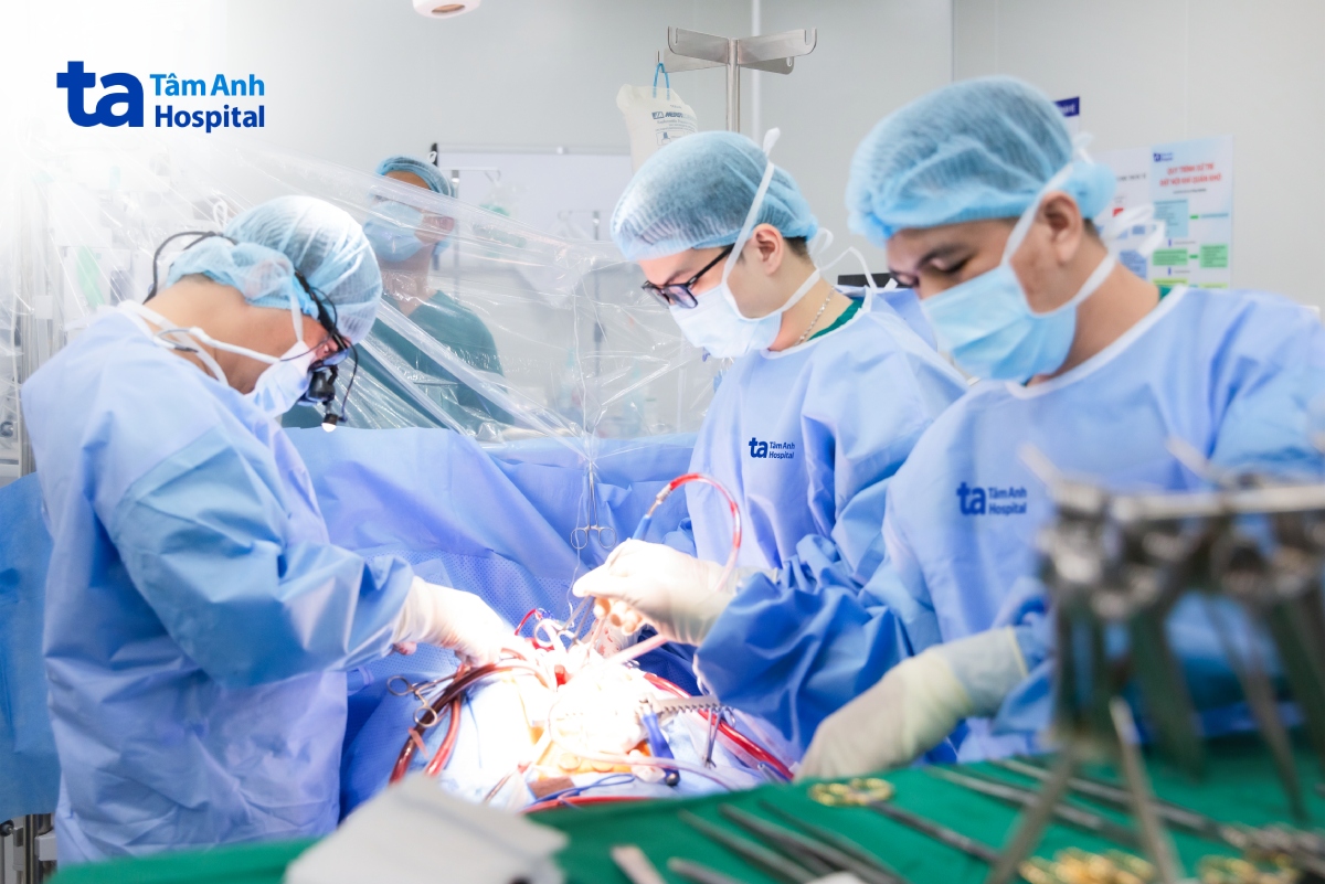 Bác sĩ Khang (ngoài cùng bên phải) cùng ê kíp phẫu thuật cho bệnh nhân